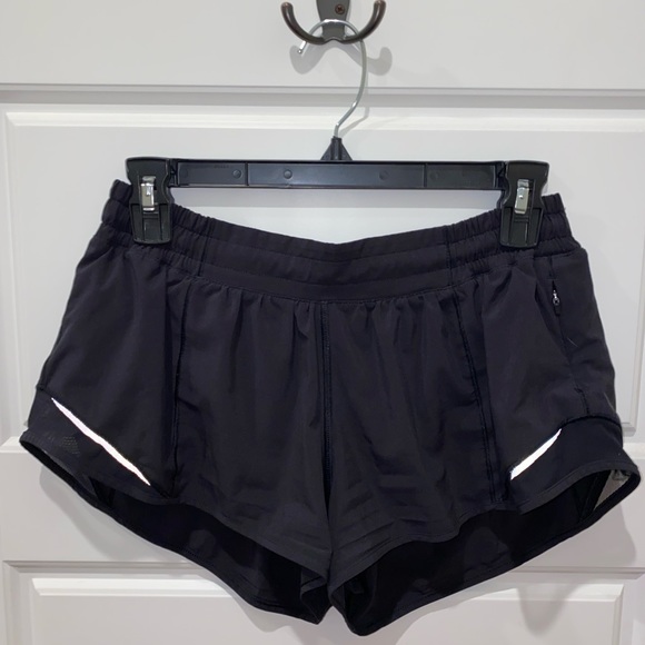 Lululemon hotty hot low-rise lined shorts 2.5” - Picture 2 of 3